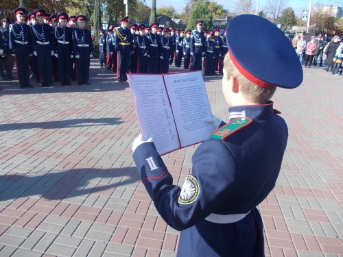 Верно служу. Казачья справа для принятия присяги. Готовность служить Отечеству Платов. Кадетский знак ща принятия присяги. Саша кадет Шахты фото.