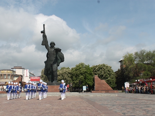 Площадь солдата. Город Шахты памятник солдату освободителю. Площадь солдата в городе Шахты. Памятники в городе Шахты воинам освободителям. Город Шахты солдат.