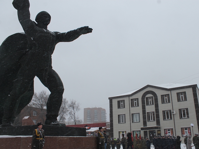 Площадь солдата. Памятник солдату в городе Шахты. Город Шахты памятник солдату освободителю. Город Шахты статуя солдата. Город Шахты солдат.